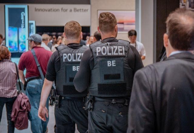 Alemanha prende 25 suspeitos de integrar grupo terrorista de extrema direita