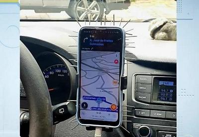 Motorista de aplicativo coloca pregos no celular para não ser roubado