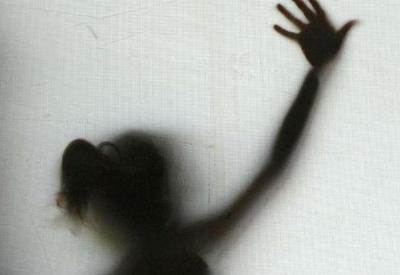 Mulheres e meninas são estupradas a cada 9 minutos no Brasil, diz estudo