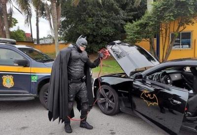 "Batman" é salvo por policiais após carro ficar sem bateria em SC