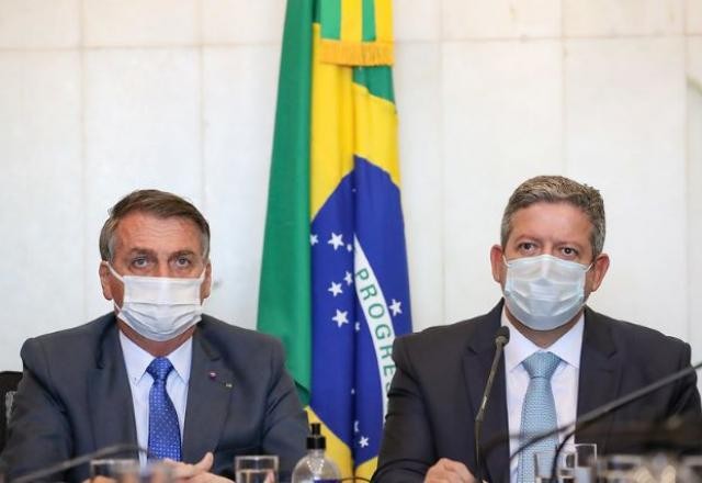 Após derrota do voto impresso, Lira e Bolsonaro almoçam juntos