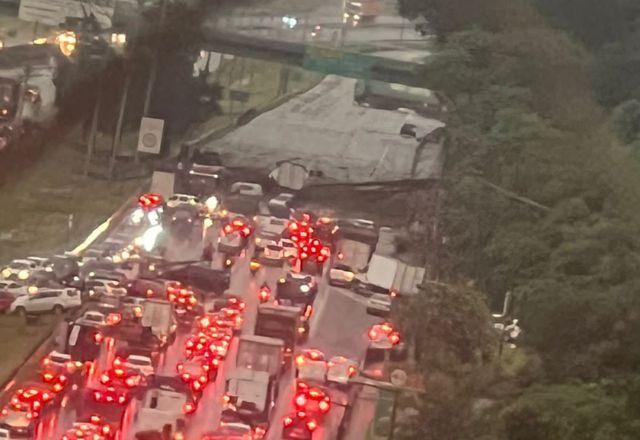Temporal em São Paulo derruba árvores, suspende voos e provoca mortes