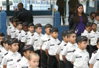 Governo publica decreto que revoga programa de escolas cívico-militares