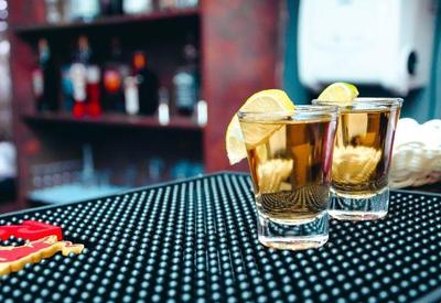 Bares que reaproveitavam restos de drinks como shots são fechados na Grécia