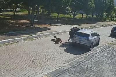 Mulher é arremessada de carro durante assalto na Zona Sul de Natal