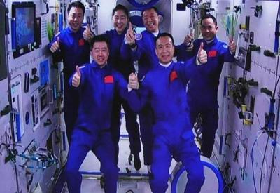 Astronautas chineses retornam à Terra após seis meses em estação espacial