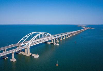 Ponte da Crimeia atingida por explosão em 2022 é reaberta ao tráfego