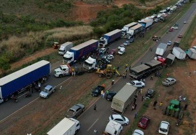 Caminhoneiros voltam a bloquear rodovias federais pelo país