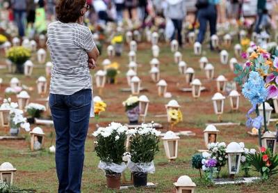 Autoridades avaliam se liberam acesso aos cemitérios no dia de Finados