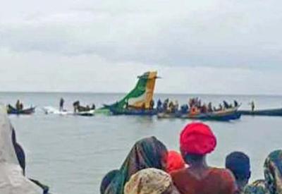 Avião cai em lago na Tanzânia e ocupantes são resgatados com vida