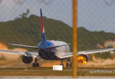 Avião tem chamas no motor durante a decolagem; veja vídeo