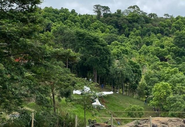 VÍDEO: Avião que levava Marília Mendonça é retirado de cachoeira