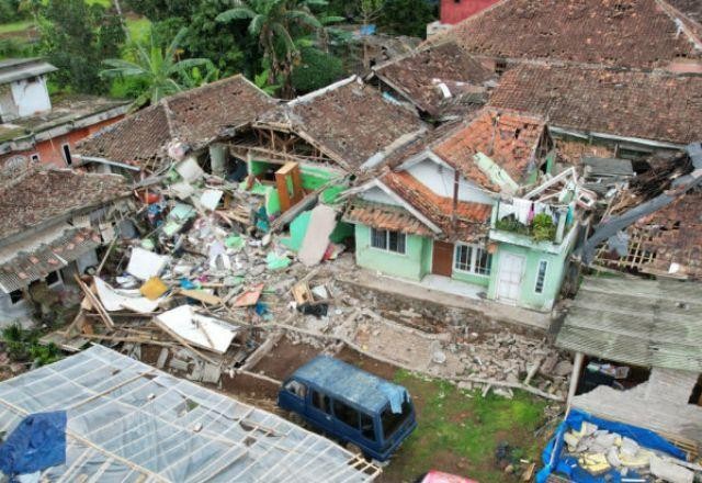 Número de mortos após terremoto na Indonésia sobe para 310