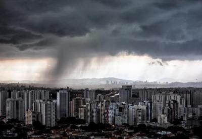 Previsão de chuva em quase todo o litoral brasileiro nesta 5ª feira