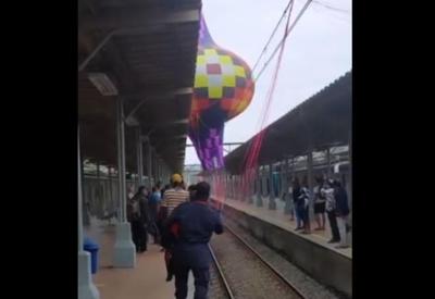Balão cai sobre linha de trem no Rio de Janeiro