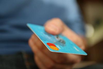 Bancos elevam juros do cartão de crédito para pagamento mínimo da fatura