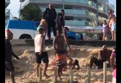 Vídeo: PMs agridem banhistas em praia de Cabo Frio (RJ)