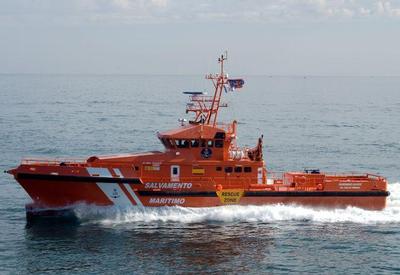 Barco que desapareceu com 86 imigrantes é resgatado na Espanha