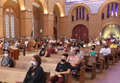 Fiéis comparecem à missa de Páscoa em Aparecida, após decisão de ministro