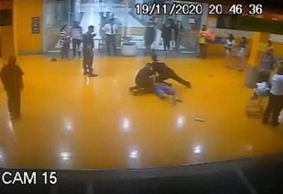 Vídeo mostra que Beto Freitas foi asfixiado por 4 minutos diante de 15 pessoas