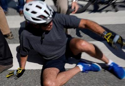 Biden cai de bicicleta durante passeio; assista ao vídeo