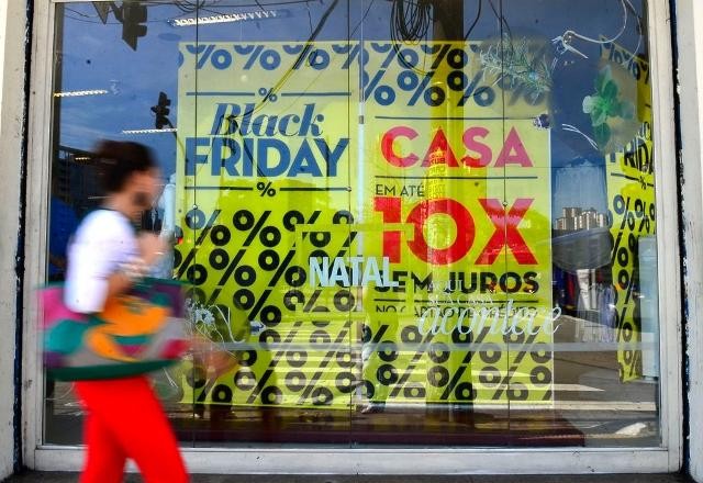Pela primeira vez em 12 anos, brasileiro compra menos na Black Friday
