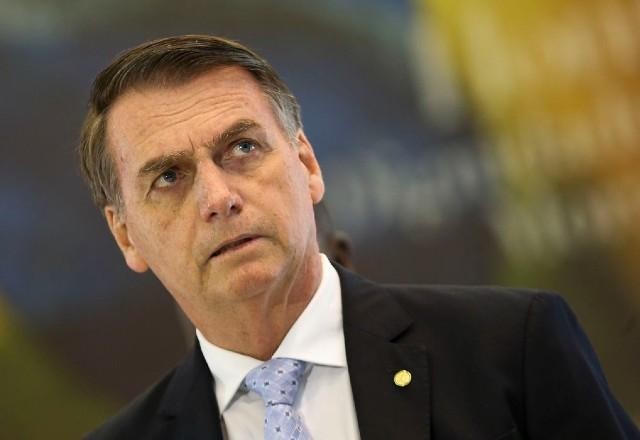 Bolsonaro vai passar a noite em hospital após suspeita de obstrução