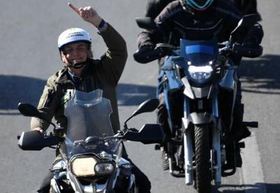 Bolsonaro realiza passeio de moto com apoiadores em Brasília