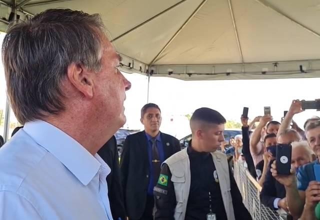 Bolsonaro volta a defender porte de armas: "Tem que todo mundo comprar fuzil"