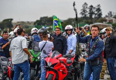 Bolsonaro cumpre agenda de campanha e faz motociata no interior de SP