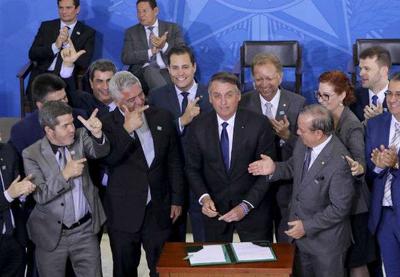 Bolsonaro revoga decreto que muda regras para porte de armas