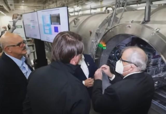 Bolsonaro visita superlaboratório e conhece acelerador de partículas