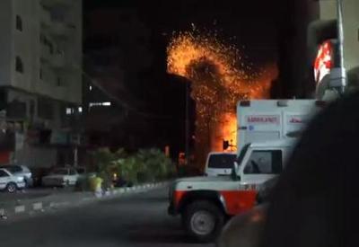 Bombardeios israelenses atingem área próxima ao Hospital al-Quds em Gaza