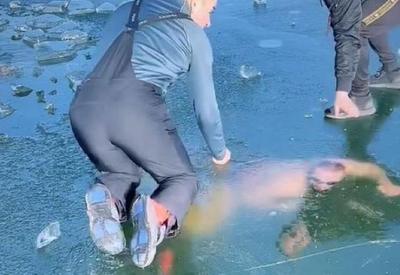 Vídeo: homem mergulha em lago congelado e fica preso sob o gelo