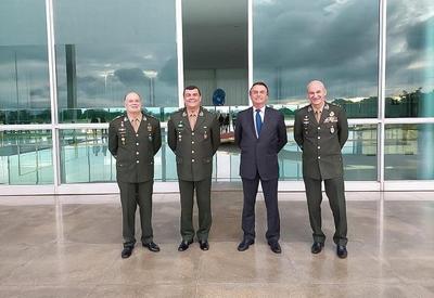 Bolsonaro se reúne com comandante do Exército no Palácio da Alvorada