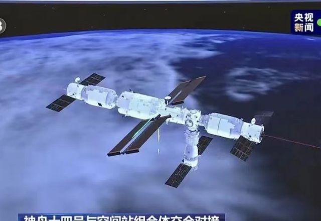 Astronautas chineses concluem caminhada no espaço