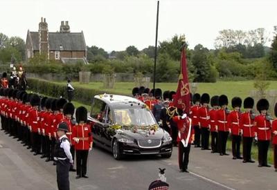 Caixão da rainha Elizabeth chega a Windsor para última cerimônia