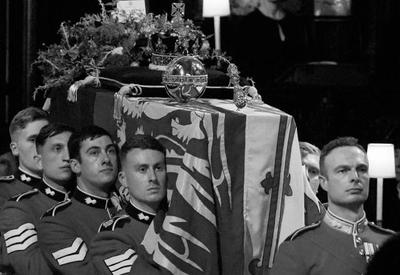 Rainha Elizabeth II é sepultada em cerimônia restrita à família real