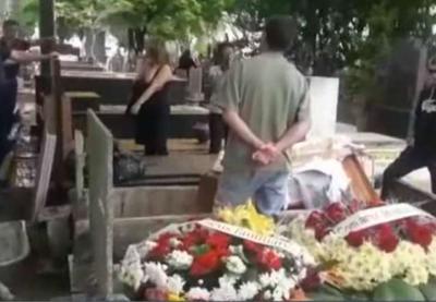 Caixão desmonta durante sepultamento e família processa funerária