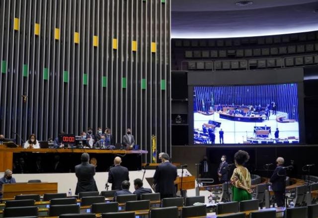 Câmara aprova PEC que possibilita auxílio emergencial em 1º turno