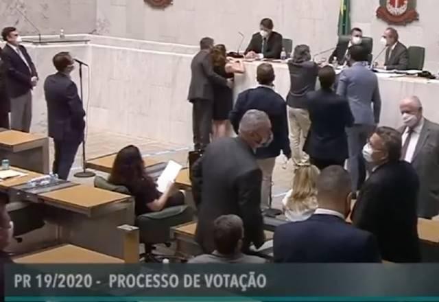 Vídeo: parlamentar toca seio de deputada em SP e é acusado de assédio