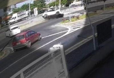 Vídeo: Carro é atingido em cruzamento e capota, em Campinas