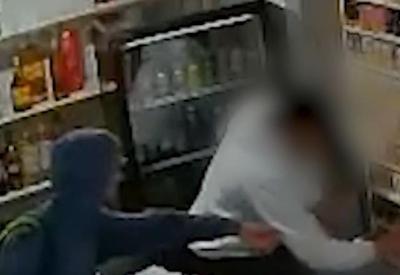 Bandido invade distribuidora de bebidas e mulher desmaia durante o roubo