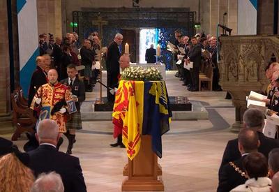 Cortejo com caixão da rainha Elizabeth II chega à Catedral de St Giles