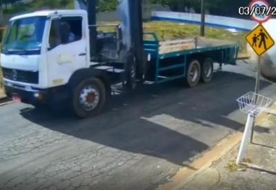 Tanque esférico cai de caminhão e "rola" pelas ruas de Várzea Paulista