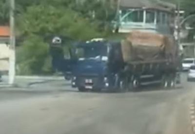 Criminoso pula de caminhão em movimento ao avistar viatura da PM