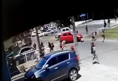 Vídeo: caminhão desgovernado atinge carro e ambos atropelam estudantes no RS