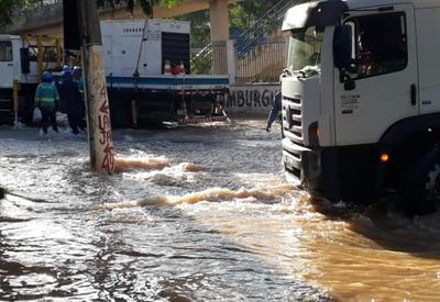 Tubulação estoura e deixa mais de 40 bairros sem água na Zona Norte do Rio