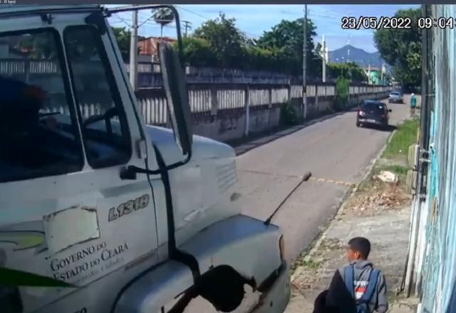 Vídeo: rapaz escapa de ser esmagado por caminhão de entulho no Ceará