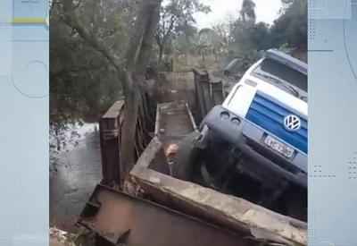Milicianos furtam estrutura de ponte e caminhão fica pendurado